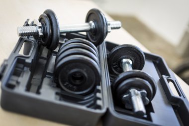 Dumbell ağırlık bir egzersiz banka ile.