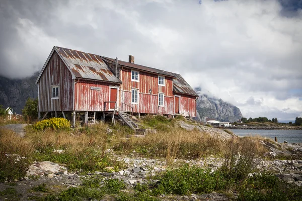 Imagem Uma Antiga Casa Pesca Vermelha Henningsvaer Nas Ilhas Lofoten — Fotografia de Stock