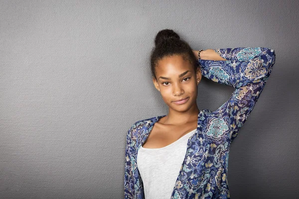 Teenage Girl towards a wall — Stock Photo, Image