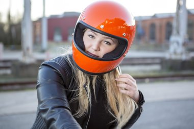 Motosiklet kask ile kız