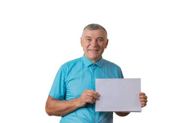 Beyaz arka planda poz veren yaşlı bir adam. Elinde bir kağıt tutarak. İnsanlar samimi duygular yaşam tarzı konsepti.