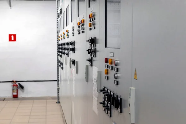 Elektrik santralinin vites değiştirmesi, endüstriyel elektrik düğmesi paneli, alt istasyon kontrolü, güvenlik ve koruma sistemleri. Seçici odak.