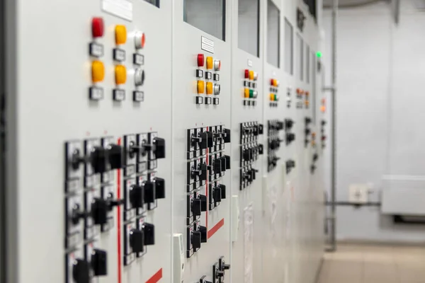 Elektrik şalteri, sanayi şalteri, santral kontrolü, güvenlik ve koruma sistemleri bir enerji santralinin sanayi bölgesinde. Seçici odak.