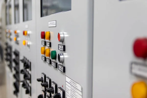 Elektrik santralinin vites değiştirmesi, endüstriyel elektrik düğmesi paneli, alt istasyon kontrolü, güvenlik ve koruma sistemleri. Seçici odak.