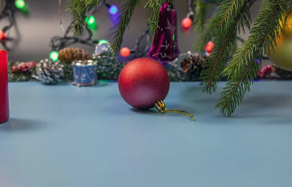 Noel yanan mumu, zencefilli kek evi, Noel süsü. İki bardak köpüklü şampanya. Seçici odak.