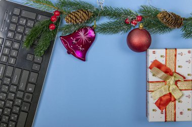 Noel yanan mumu, zencefilli kek evi, Noel süsü. İki bardak köpüklü şampanya. Seçici odak.