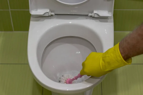 Mannelijke Hand Geel Rubber Handschoenen Reinigen Van Toiletpot Met Een — Stockfoto