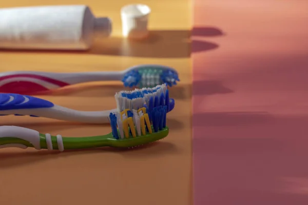Escovas Dentes Coloridas Fundo Colorido Com Espaço Cópia Vista Lateral — Fotografia de Stock