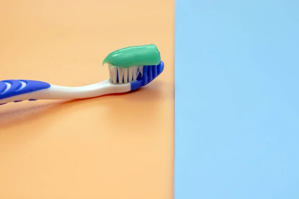 Toothbrush Toothpaste Colored Background Side View Selective Focus Space Tex — Stock Photo, Image