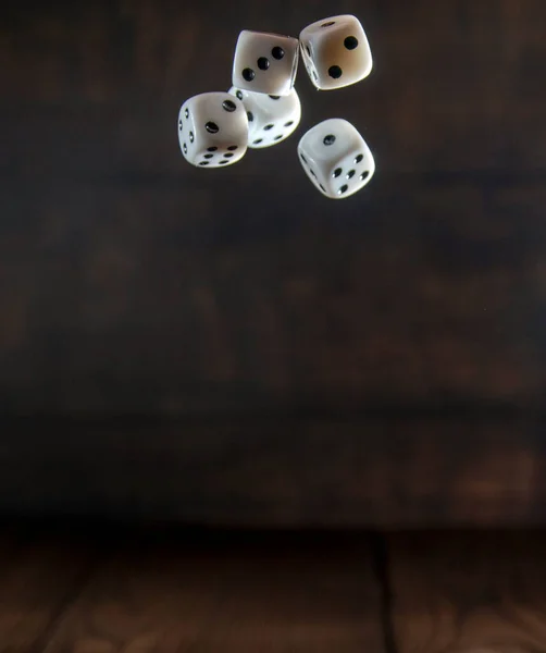 Beyaz Kemikler Karanlık Arka Plana Düşer Yumuşak Tonlu Görüntü Kumarhane — Stok fotoğraf