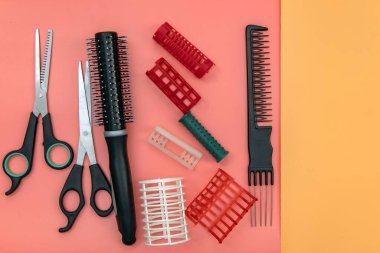 Saç fırçası ve makas, saç kesimi için iki çift dokuma ya da inceltici makas. Uzayı kopyala, düz yat