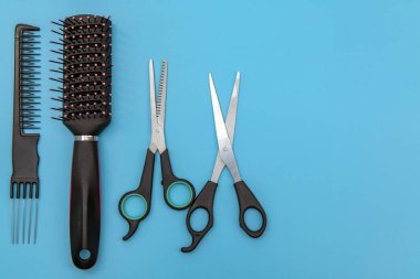 Renkli bir arka planda tarak ve makas. Berber aleti. Yukarıdan görüntüle