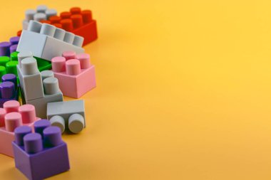 Renkli plastik oyuncak blokları ya da tuğla oyuncaklar. Çocuk gelişimi kavramı.
