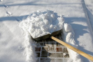 Siyah kürek ve bir yığın kar. Kar temizleme kavramı