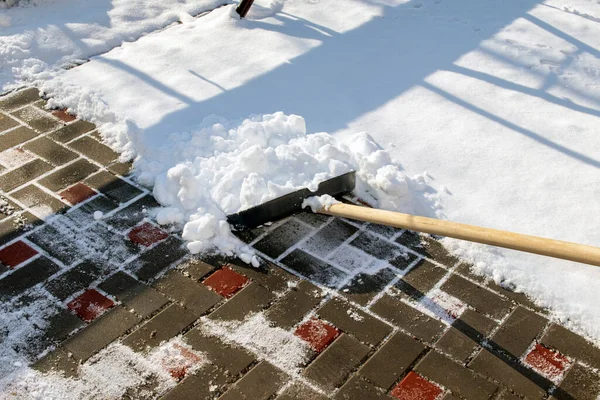 Schwarze Kunststoffschaufel Für Schnee Mit Holzgriff Auf Einem Hintergrund Aus — Stockfoto