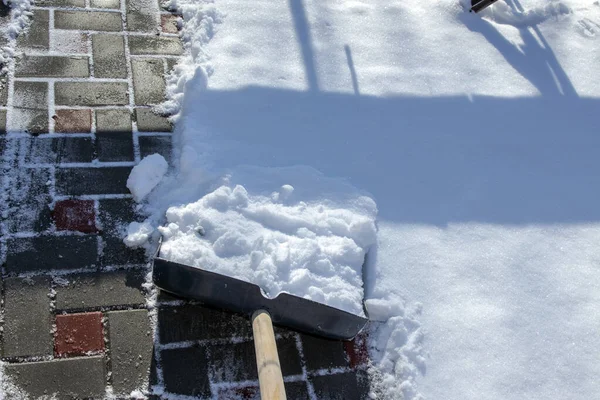 Schneereinigungskonzept Schwarze Schaufel Und Schnee — Stockfoto