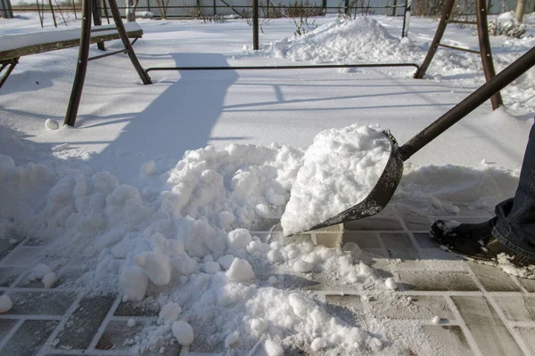 Ein Mann Hält Eine Schneeschaufel Der Hand Und Räumt Schnee — Stockfoto
