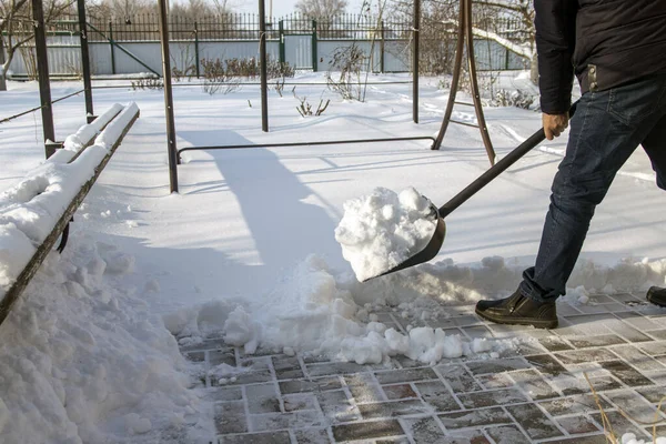 Hombre Quita Nieve Usando Una Pala Nieve — Foto de Stock