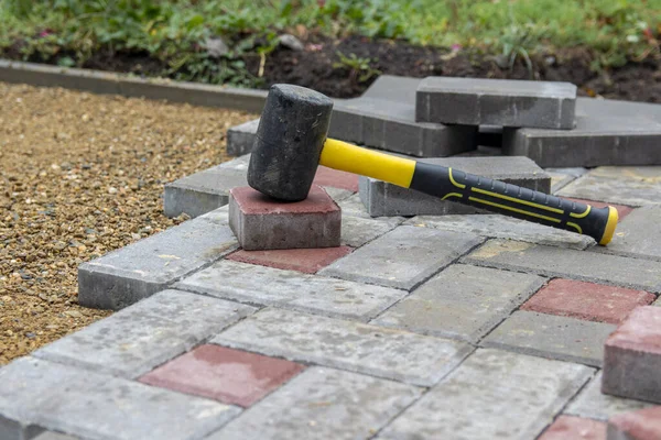 Laying Paving Stones Garden Path Laying Gray Concrete Paving Slabs — Stock Photo, Image