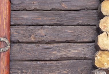 Düğümlü ve delikli klasik desenli kahverengi ahşap arka plan. Eski ahşap duvar. Klasik ahşap kalaslar. Kopyalama alanı ile ön görünüm.