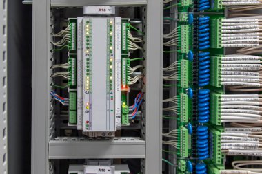 Üretim ekipmanı kontrol kumandası. Sensörlü kontrol paneli ve otomatik kontrol sistemleri için kablolama. Ekipman kurmak için elektrik paneli. Fabrika ekipman kontrol paneli. Fabrikada makineleri çalıştırmak için uzaktan kumanda