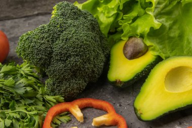 Çiğ sebzeler ve taze malzemeler, kaliteli bir arka planda sağlıklı yemek pişirmek için. Vegan ya da diyet gıda konsepti.