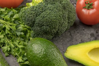 Çiğ sebzeler ve taze malzemeler, kaliteli bir arka planda sağlıklı yemek pişirmek için. Vegan ya da diyet gıda konsepti