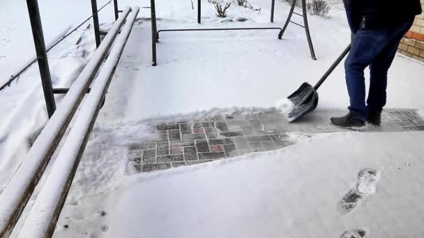Een Man Verwijdert Sneeuw Binnenplaats Van Een Landhuis Close — Stockvideo
