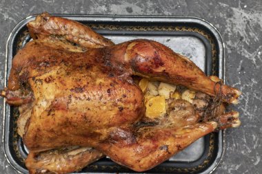 Ev yapımı hindi rostosu, masada limon kaplaması. Yukarıdan yatay üst görünüm