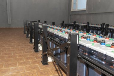 Yüksek voltajlı pilleri olan oda, yedek ve kesintisiz güç kaynağı için kullanılan oda, elektrik santrali, metro istasyonu.