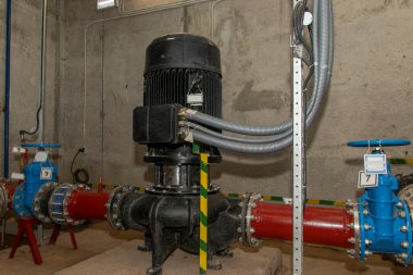 Endüstriyel kullanım için su kaynağı. Kapı valfleri ve pompaları.