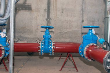 Endüstriyel kullanım için su kaynağı. Kapı valfleri ve pompaları.