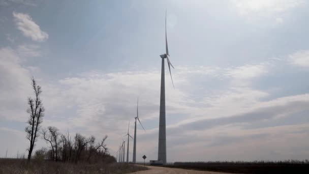 White Wind Farms Field Rays Spring Sun Wind Turbines Spinning — Vídeo de Stock