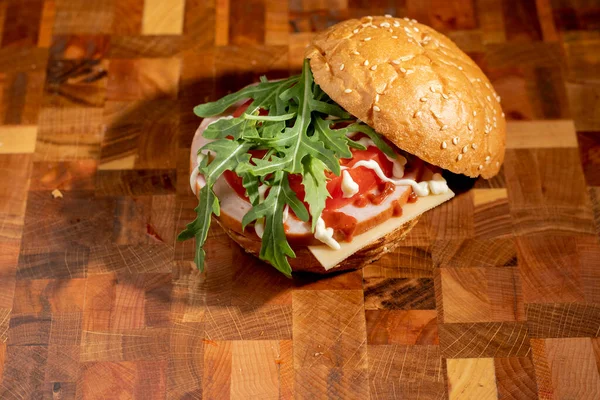 Sandwich Avec Jambon Roquette Fromage Tomate Sur Une Planche Découper — Photo
