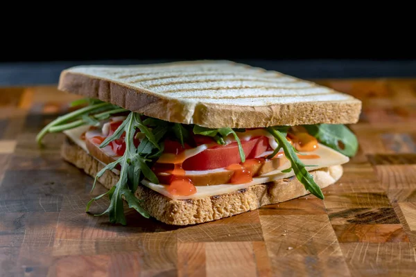 Sanduíche Delicioso Com Presunto Balyk Tomates Arugula Queijo Maionese Pão — Fotografia de Stock