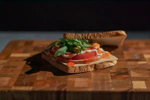 Sandwich Avec Jambon Roquette Fromage Tomate Sur Une Planche Découper — Photo