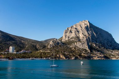 Körfez bahar güneşi ve kristal mavi denizle aydınlanır..