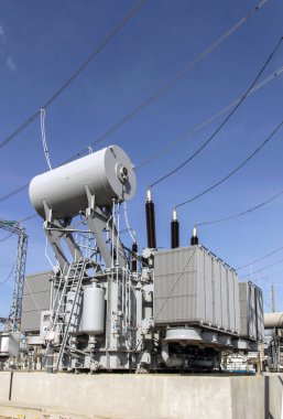 Modern bir elektrik santralinde yüksek voltajlı şalterde güç transformatörü. Genel biçim.