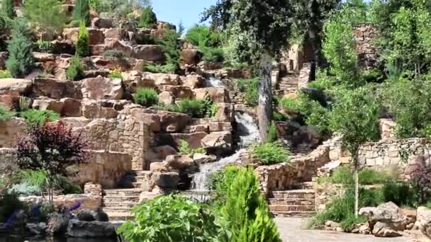 Wunderschöner Wasserfall Von Der Klippe Park Video Von Fließendem Wasser — Stockvideo