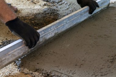  Bir inşaat teknisyeni beton zemini düzleştirmek için....