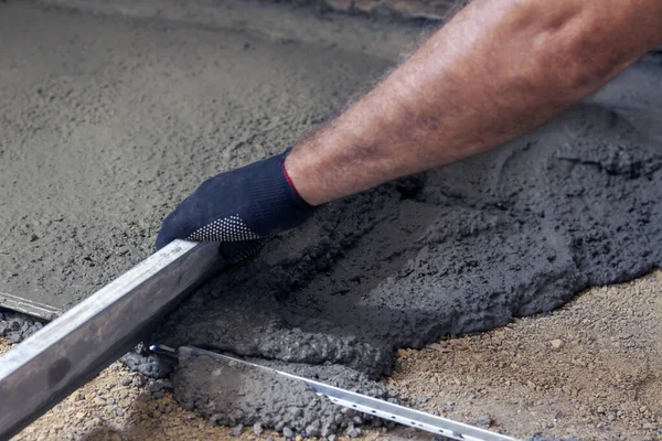 Byggtekniker Jämnar Betonggolvet Att Det Blir Jämnt — Stockfoto