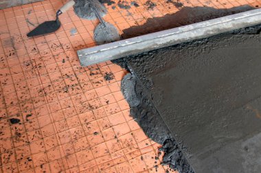 Yeni bir binanın zeminini düzleştirme, güçlendirme ve termal izolasyon süreci