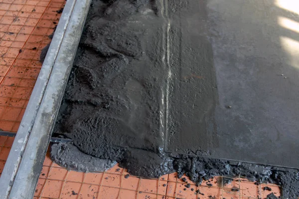 Zemin onarımı, beton perdeli rehberlerin kurulumu. Beton dökme seviyesini ayarlıyorum. Onarım ve kabataslak final.