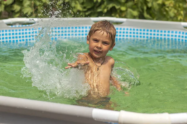 Lächelnder Junge Der Einem Sonnigen Sommertag Kinderbecken Spielt Und Spaß — Stockfoto