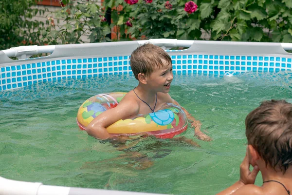 Evin Yakınındaki Havuzda Çocuklar Yüzüyor Keyif Alıyorlar Kardeş Havuzda Yüzüyorlar — Stok fotoğraf