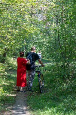 Aile ormanda birlikte yürüyüş yapmaktan zevk alıyor..