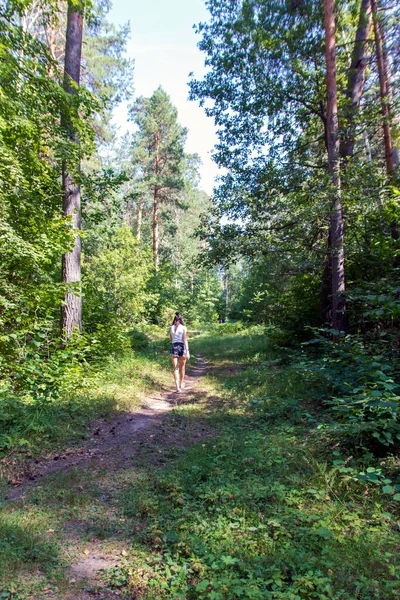 Een Jong Meisje Dat Door Het Bos Loopt Het Bos — Stockfoto