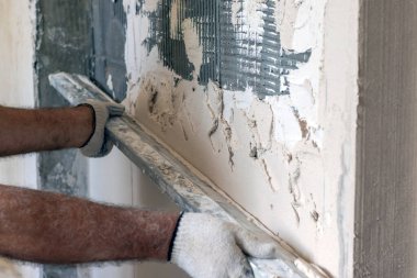 İşçi alçıyı girişe uygular