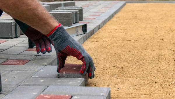 Artesão Luvas Com Martelo Borracha Coloca Blocos Concreto Uma Base — Fotografia de Stock