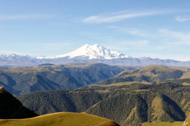 Rusya 'daki Kafkas Dağları' ndaki Elbrus Dağı 'nın yamacının panoramik görüntüsü. Karla kaplı zirveler